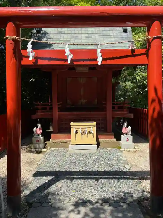 丸山稲荷社(鶴岡八幡宮)の{uncategorized: "未分類", other: "その他", undefined: "問題あり", building: "その他建物", grave: "お墓", sacred_gate: "鳥居", guardian: "狛犬", statue: "像", buddha: "仏像", history: "歴史", nature: "自然", garden: "庭園", animal: "動物", pagoda: "塔", temizu: "手水舎", mountain_gate: "山門・神門", sanctuary: "本殿・本堂", subordinate: "末社・摂社", art: "芸術", scenery: "景色", jizo: "地蔵", ema: "絵馬", goshuin: "御朱印", omikuji: "おみくじ", items: "授与品その他", amulet: "お守り", goshuincho: "御朱印帳", eats: "食事", festival: "お祭り", votive_dance: "神楽", shichigosan: "七五三参", wedding: "結婚式", experience: "体験その他", initially: "初詣", around: "周辺", anti_infection: "感染症対策"}