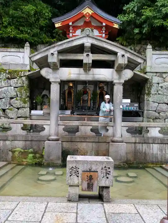清水寺 音羽の瀧 不動明王の{uncategorized: "未分類", other: "その他", undefined: "問題あり", building: "その他建物", grave: "お墓", sacred_gate: "鳥居", guardian: "狛犬", statue: "像", buddha: "仏像", history: "歴史", nature: "自然", garden: "庭園", animal: "動物", pagoda: "塔", temizu: "手水舎", mountain_gate: "山門・神門", sanctuary: "本殿・本堂", subordinate: "末社・摂社", art: "芸術", scenery: "景色", jizo: "地蔵", ema: "絵馬", goshuin: "御朱印", omikuji: "おみくじ", items: "授与品その他", amulet: "お守り", goshuincho: "御朱印帳", eats: "食事", festival: "お祭り", votive_dance: "神楽", shichigosan: "七五三参", wedding: "結婚式", experience: "体験その他", initially: "初詣", around: "周辺", anti_infection: "感染症対策"}