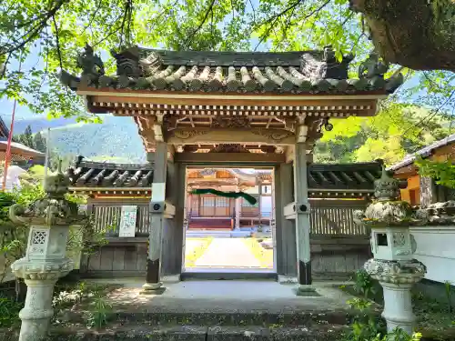 普門寺の山門