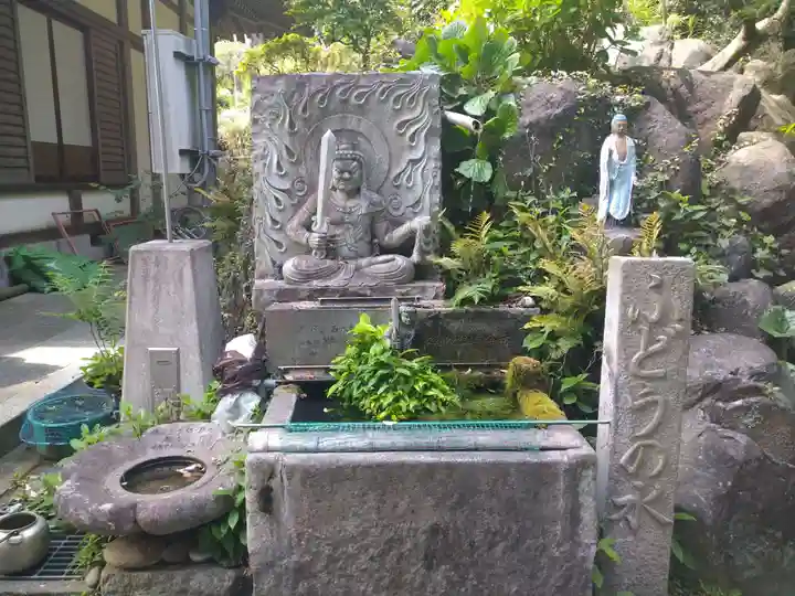 椎尾山薬王院の仏像