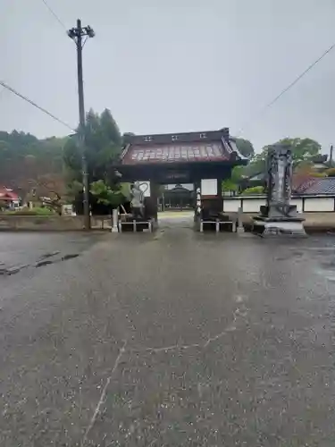 光真寺の山門