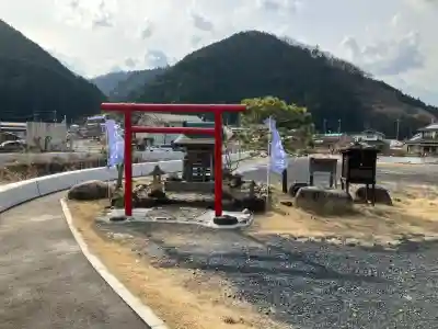 鮎神社の{uncategorized: "未分類", other: "その他", undefined: "問題あり", building: "その他建物", grave: "お墓", sacred_gate: "鳥居", guardian: "狛犬", statue: "像", buddha: "仏像", history: "歴史", nature: "自然", garden: "庭園", animal: "動物", pagoda: "塔", temizu: "手水舎", mountain_gate: "山門・神門", sanctuary: "本殿・本堂", subordinate: "末社・摂社", art: "芸術", scenery: "景色", jizo: "地蔵", ema: "絵馬", goshuin: "御朱印", omikuji: "おみくじ", items: "授与品その他", amulet: "お守り", goshuincho: "御朱印帳", eats: "食事", festival: "お祭り", votive_dance: "神楽", shichigosan: "七五三参", wedding: "結婚式", experience: "体験その他", initially: "初詣", around: "周辺", anti_infection: "感染症対策"}