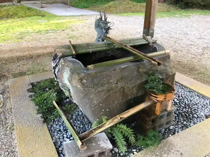 八咫烏神社の手水舎