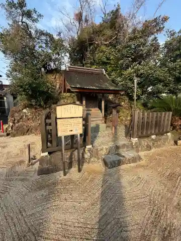 下宮(出雲大社末社)の{uncategorized: "未分類", other: "その他", undefined: "問題あり", building: "その他建物", grave: "お墓", sacred_gate: "鳥居", guardian: "狛犬", statue: "像", buddha: "仏像", history: "歴史", nature: "自然", garden: "庭園", animal: "動物", pagoda: "塔", temizu: "手水舎", mountain_gate: "山門・神門", sanctuary: "本殿・本堂", subordinate: "末社・摂社", art: "芸術", scenery: "景色", jizo: "地蔵", ema: "絵馬", goshuin: "御朱印", omikuji: "おみくじ", items: "授与品その他", amulet: "お守り", goshuincho: "御朱印帳", eats: "食事", festival: "お祭り", votive_dance: "神楽", shichigosan: "七五三参", wedding: "結婚式", experience: "体験その他", initially: "初詣", around: "周辺", anti_infection: "感染症対策"}
