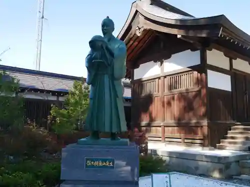 象山神社の像