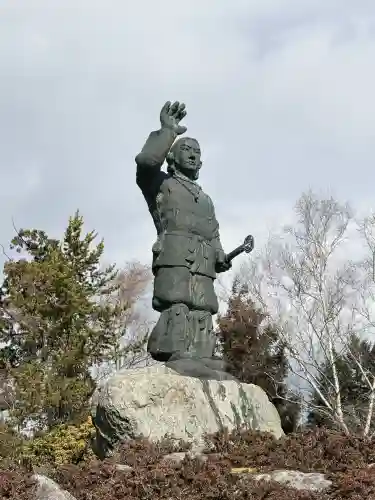 三峯神社の{uncategorized: "未分類", other: "その他", undefined: "問題あり", building: "その他建物", grave: "お墓", sacred_gate: "鳥居", guardian: "狛犬", statue: "像", buddha: "仏像", history: "歴史", nature: "自然", garden: "庭園", animal: "動物", pagoda: "塔", temizu: "手水舎", mountain_gate: "山門・神門", sanctuary: "本殿・本堂", subordinate: "末社・摂社", art: "芸術", scenery: "景色", jizo: "地蔵", ema: "絵馬", goshuin: "御朱印", omikuji: "おみくじ", items: "授与品その他", amulet: "お守り", goshuincho: "御朱印帳", eats: "食事", festival: "お祭り", votive_dance: "神楽", shichigosan: "七五三参", wedding: "結婚式", experience: "体験その他", initially: "初詣", around: "周辺", anti_infection: "感染症対策"}
