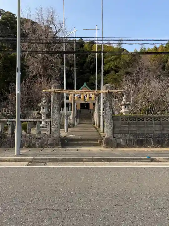 四所神社の{uncategorized: "未分類", other: "その他", undefined: "問題あり", building: "その他建物", grave: "お墓", sacred_gate: "鳥居", guardian: "狛犬", statue: "像", buddha: "仏像", history: "歴史", nature: "自然", garden: "庭園", animal: "動物", pagoda: "塔", temizu: "手水舎", mountain_gate: "山門・神門", sanctuary: "本殿・本堂", subordinate: "末社・摂社", art: "芸術", scenery: "景色", jizo: "地蔵", ema: "絵馬", goshuin: "御朱印", omikuji: "おみくじ", items: "授与品その他", amulet: "お守り", goshuincho: "御朱印帳", eats: "食事", festival: "お祭り", votive_dance: "神楽", shichigosan: "七五三参", wedding: "結婚式", experience: "体験その他", initially: "初詣", around: "周辺", anti_infection: "感染症対策"}