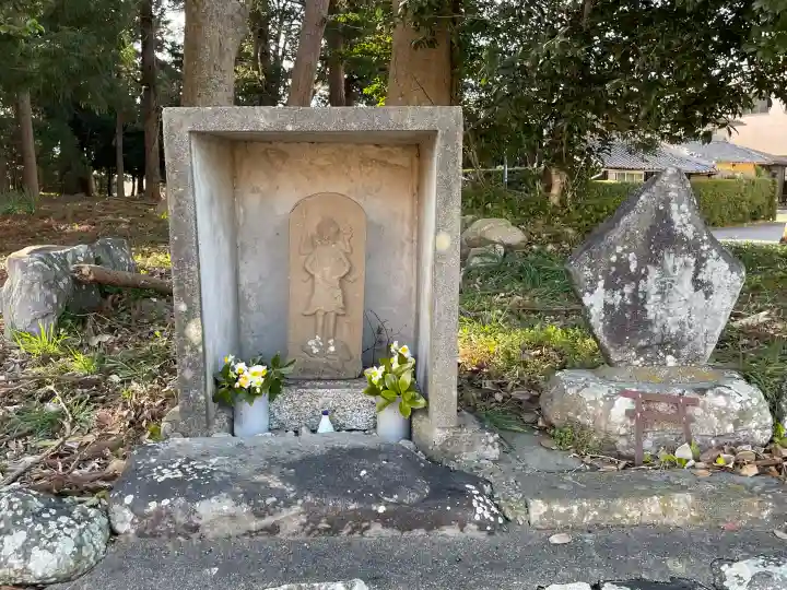 満賀里神社の{uncategorized: "未分類", other: "その他", undefined: "問題あり", building: "その他建物", grave: "お墓", sacred_gate: "鳥居", guardian: "狛犬", statue: "像", buddha: "仏像", history: "歴史", nature: "自然", garden: "庭園", animal: "動物", pagoda: "塔", temizu: "手水舎", mountain_gate: "山門・神門", sanctuary: "本殿・本堂", subordinate: "末社・摂社", art: "芸術", scenery: "景色", jizo: "地蔵", ema: "絵馬", goshuin: "御朱印", omikuji: "おみくじ", items: "授与品その他", amulet: "お守り", goshuincho: "御朱印帳", eats: "食事", festival: "お祭り", votive_dance: "神楽", shichigosan: "七五三参", wedding: "結婚式", experience: "体験その他", initially: "初詣", around: "周辺", anti_infection: "感染症対策"}