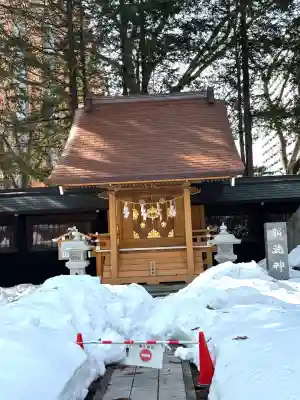 琴似神社の{uncategorized: "未分類", other: "その他", undefined: "問題あり", building: "その他建物", grave: "お墓", sacred_gate: "鳥居", guardian: "狛犬", statue: "像", buddha: "仏像", history: "歴史", nature: "自然", garden: "庭園", animal: "動物", pagoda: "塔", temizu: "手水舎", mountain_gate: "山門・神門", sanctuary: "本殿・本堂", subordinate: "末社・摂社", art: "芸術", scenery: "景色", jizo: "地蔵", ema: "絵馬", goshuin: "御朱印", omikuji: "おみくじ", items: "授与品その他", amulet: "お守り", goshuincho: "御朱印帳", eats: "食事", festival: "お祭り", votive_dance: "神楽", shichigosan: "七五三参", wedding: "結婚式", experience: "体験その他", initially: "初詣", around: "周辺", anti_infection: "感染症対策"}