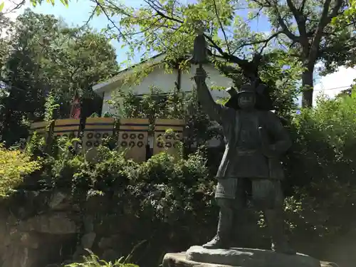 真田山 三光神社の像