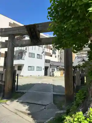 天神社の{uncategorized: "未分類", other: "その他", undefined: "問題あり", building: "その他建物", grave: "お墓", sacred_gate: "鳥居", guardian: "狛犬", statue: "像", buddha: "仏像", history: "歴史", nature: "自然", garden: "庭園", animal: "動物", pagoda: "塔", temizu: "手水舎", mountain_gate: "山門・神門", sanctuary: "本殿・本堂", subordinate: "末社・摂社", art: "芸術", scenery: "景色", jizo: "地蔵", ema: "絵馬", goshuin: "御朱印", omikuji: "おみくじ", items: "授与品その他", amulet: "お守り", goshuincho: "御朱印帳", eats: "食事", festival: "お祭り", votive_dance: "神楽", shichigosan: "七五三参", wedding: "結婚式", experience: "体験その他", initially: "初詣", around: "周辺", anti_infection: "感染症対策"}