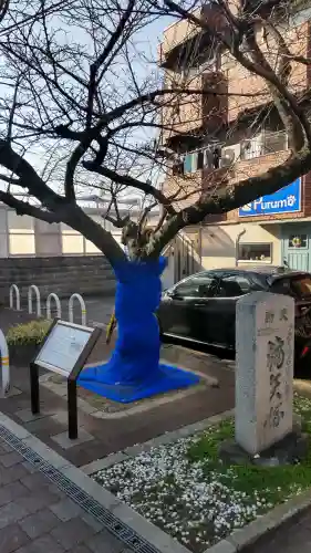 物部守屋墳の{uncategorized: "未分類", other: "その他", undefined: "問題あり", building: "その他建物", grave: "お墓", sacred_gate: "鳥居", guardian: "狛犬", statue: "像", buddha: "仏像", history: "歴史", nature: "自然", garden: "庭園", animal: "動物", pagoda: "塔", temizu: "手水舎", mountain_gate: "山門・神門", sanctuary: "本殿・本堂", subordinate: "末社・摂社", art: "芸術", scenery: "景色", jizo: "地蔵", ema: "絵馬", goshuin: "御朱印", omikuji: "おみくじ", items: "授与品その他", amulet: "お守り", goshuincho: "御朱印帳", eats: "食事", festival: "お祭り", votive_dance: "神楽", shichigosan: "七五三参", wedding: "結婚式", experience: "体験その他", initially: "初詣", around: "周辺", anti_infection: "感染症対策"}