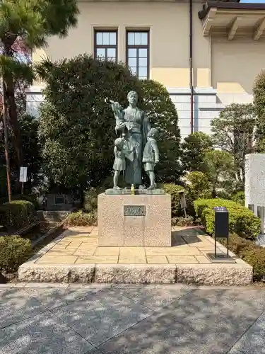 靖國神社の{uncategorized: "未分類", other: "その他", undefined: "問題あり", building: "その他建物", grave: "お墓", sacred_gate: "鳥居", guardian: "狛犬", statue: "像", buddha: "仏像", history: "歴史", nature: "自然", garden: "庭園", animal: "動物", pagoda: "塔", temizu: "手水舎", mountain_gate: "山門・神門", sanctuary: "本殿・本堂", subordinate: "末社・摂社", art: "芸術", scenery: "景色", jizo: "地蔵", ema: "絵馬", goshuin: "御朱印", omikuji: "おみくじ", items: "授与品その他", amulet: "お守り", goshuincho: "御朱印帳", eats: "食事", festival: "お祭り", votive_dance: "神楽", shichigosan: "七五三参", wedding: "結婚式", experience: "体験その他", initially: "初詣", around: "周辺", anti_infection: "感染症対策"}