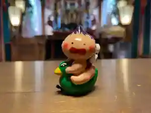 当社オリジナルの『雷くん運みくじ守り』
おまるの中におみくじが入っています。
現在頒布中の赤、黄、オレンジ、ピンク、青、水色、緑、紫の8色に加え、カラフルな「五色カラー」が登場です。
令和8年1月1日元旦から通年で頒布を始めます。
多くの神社のご本殿前の左右に長い旗が下がっていると思います。
「五色の旗」と呼ばれ、「神の道」すなわち、人生のあり方を示していると言われています。
その旗の色の緑・赤・黄・白・紫をイメージして、
雷くん運みくじの1体に、その5色全色が施してあります。
神聖な色を纏った雷くんの、良い運がつきますようにお祈りしております。
令和8年1月1日から郵送対応も致します。当社ホームページ内の「授与品について」をご参照下さい。
https://tadakamowake.com/
メモ欄に希望の色をお書き下さい。新色以外の既存の色も対応可能です。
※正月期間の発送は繁忙期の為、少しお待ち頂く場合がございます。予めご了承ください。
※12時から授与所はお昼休憩を取っています。ご配慮願えれば幸いです。
※授与所対応は午前9時〜午後5時までとなります。早すぎず、遅すぎずのお越しをお願い致します。
※授与所不在日、不在時間もございます。HPやX、instagram等で事前にお確かめ下さい。
#栃木県 #佐野市 #賀茂別雷神社 #おみくじ #雷くん #初詣