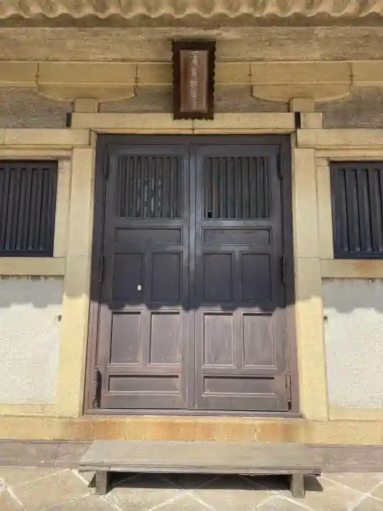 慶運寺の{uncategorized: "未分類", other: "その他", undefined: "問題あり", building: "その他建物", grave: "お墓", sacred_gate: "鳥居", guardian: "狛犬", statue: "像", buddha: "仏像", history: "歴史", nature: "自然", garden: "庭園", animal: "動物", pagoda: "塔", temizu: "手水舎", mountain_gate: "山門・神門", sanctuary: "本殿・本堂", subordinate: "末社・摂社", art: "芸術", scenery: "景色", jizo: "地蔵", ema: "絵馬", goshuin: "御朱印", omikuji: "おみくじ", items: "授与品その他", amulet: "お守り", goshuincho: "御朱印帳", eats: "食事", festival: "お祭り", votive_dance: "神楽", shichigosan: "七五三参", wedding: "結婚式", experience: "体験その他", initially: "初詣", around: "周辺", anti_infection: "感染症対策"}