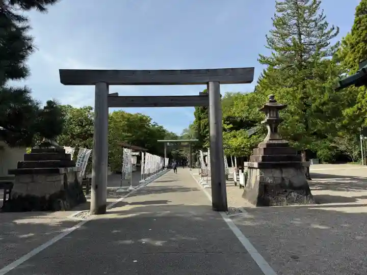 射水神社の{uncategorized: "未分類", other: "その他", undefined: "問題あり", building: "その他建物", grave: "お墓", sacred_gate: "鳥居", guardian: "狛犬", statue: "像", buddha: "仏像", history: "歴史", nature: "自然", garden: "庭園", animal: "動物", pagoda: "塔", temizu: "手水舎", mountain_gate: "山門・神門", sanctuary: "本殿・本堂", subordinate: "末社・摂社", art: "芸術", scenery: "景色", jizo: "地蔵", ema: "絵馬", goshuin: "御朱印", omikuji: "おみくじ", items: "授与品その他", amulet: "お守り", goshuincho: "御朱印帳", eats: "食事", festival: "お祭り", votive_dance: "神楽", shichigosan: "七五三参", wedding: "結婚式", experience: "体験その他", initially: "初詣", around: "周辺", anti_infection: "感染症対策"}