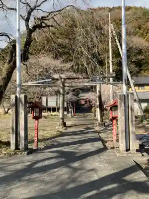 宇都宮神社（白岩町）の{uncategorized: "未分類", other: "その他", undefined: "問題あり", building: "その他建物", grave: "お墓", sacred_gate: "鳥居", guardian: "狛犬", statue: "像", buddha: "仏像", history: "歴史", nature: "自然", garden: "庭園", animal: "動物", pagoda: "塔", temizu: "手水舎", mountain_gate: "山門・神門", sanctuary: "本殿・本堂", subordinate: "末社・摂社", art: "芸術", scenery: "景色", jizo: "地蔵", ema: "絵馬", goshuin: "御朱印", omikuji: "おみくじ", items: "授与品その他", amulet: "お守り", goshuincho: "御朱印帳", eats: "食事", festival: "お祭り", votive_dance: "神楽", shichigosan: "七五三参", wedding: "結婚式", experience: "体験その他", initially: "初詣", around: "周辺", anti_infection: "感染症対策"}