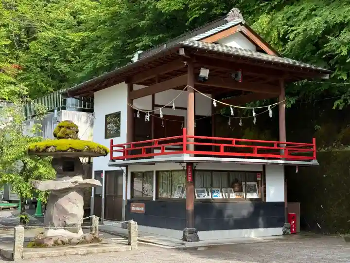 伊香保神社の{uncategorized: "未分類", other: "その他", undefined: "問題あり", building: "その他建物", grave: "お墓", sacred_gate: "鳥居", guardian: "狛犬", statue: "像", buddha: "仏像", history: "歴史", nature: "自然", garden: "庭園", animal: "動物", pagoda: "塔", temizu: "手水舎", mountain_gate: "山門・神門", sanctuary: "本殿・本堂", subordinate: "末社・摂社", art: "芸術", scenery: "景色", jizo: "地蔵", ema: "絵馬", goshuin: "御朱印", omikuji: "おみくじ", items: "授与品その他", amulet: "お守り", goshuincho: "御朱印帳", eats: "食事", festival: "お祭り", votive_dance: "神楽", shichigosan: "七五三参", wedding: "結婚式", experience: "体験その他", initially: "初詣", around: "周辺", anti_infection: "感染症対策"}