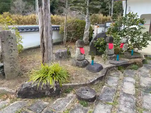 三寶院の{uncategorized: "未分類", other: "その他", undefined: "問題あり", building: "その他建物", grave: "お墓", sacred_gate: "鳥居", guardian: "狛犬", statue: "像", buddha: "仏像", history: "歴史", nature: "自然", garden: "庭園", animal: "動物", pagoda: "塔", temizu: "手水舎", mountain_gate: "山門・神門", sanctuary: "本殿・本堂", subordinate: "末社・摂社", art: "芸術", scenery: "景色", jizo: "地蔵", ema: "絵馬", goshuin: "御朱印", omikuji: "おみくじ", items: "授与品その他", amulet: "お守り", goshuincho: "御朱印帳", eats: "食事", festival: "お祭り", votive_dance: "神楽", shichigosan: "七五三参", wedding: "結婚式", experience: "体験その他", initially: "初詣", around: "周辺", anti_infection: "感染症対策"}