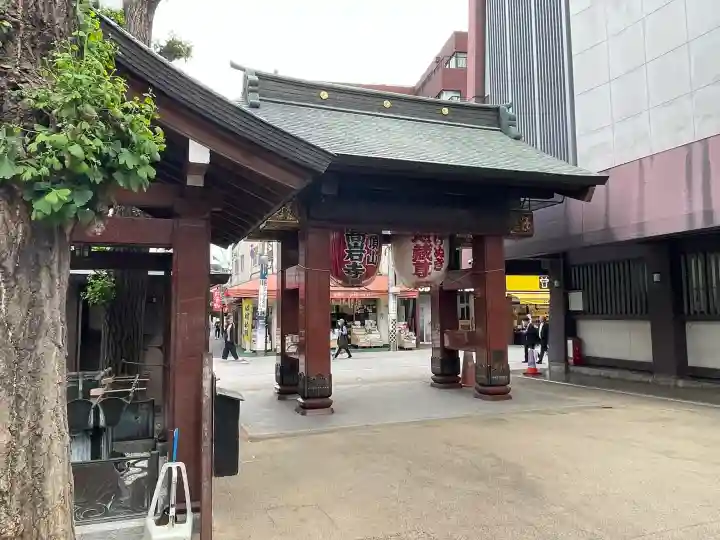 とげぬき地蔵尊 高岩寺の{uncategorized: "未分類", other: "その他", undefined: "問題あり", building: "その他建物", grave: "お墓", sacred_gate: "鳥居", guardian: "狛犬", statue: "像", buddha: "仏像", history: "歴史", nature: "自然", garden: "庭園", animal: "動物", pagoda: "塔", temizu: "手水舎", mountain_gate: "山門・神門", sanctuary: "本殿・本堂", subordinate: "末社・摂社", art: "芸術", scenery: "景色", jizo: "地蔵", ema: "絵馬", goshuin: "御朱印", omikuji: "おみくじ", items: "授与品その他", amulet: "お守り", goshuincho: "御朱印帳", eats: "食事", festival: "お祭り", votive_dance: "神楽", shichigosan: "七五三参", wedding: "結婚式", experience: "体験その他", initially: "初詣", around: "周辺", anti_infection: "感染症対策"}