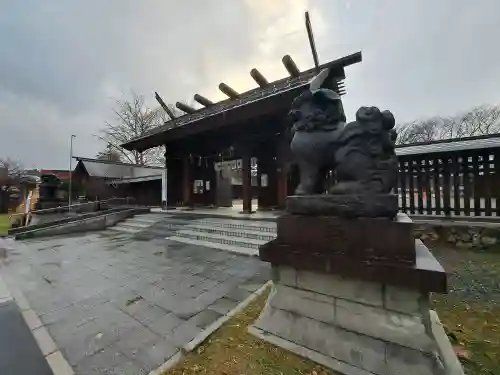 札幌護國神社の山門・神門