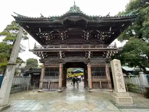 題経寺（柴又帝釈天）の山門・神門