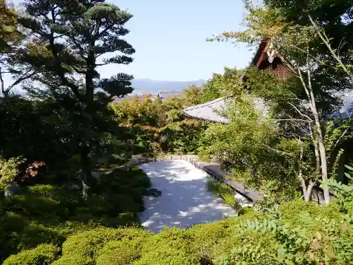 金福寺の庭園