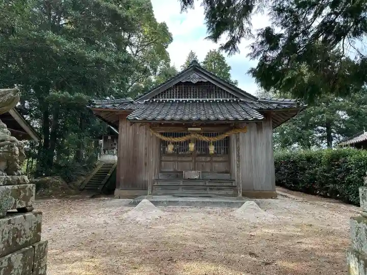 出雲路幸神社の{uncategorized: "未分類", other: "その他", undefined: "問題あり", building: "その他建物", grave: "お墓", sacred_gate: "鳥居", guardian: "狛犬", statue: "像", buddha: "仏像", history: "歴史", nature: "自然", garden: "庭園", animal: "動物", pagoda: "塔", temizu: "手水舎", mountain_gate: "山門・神門", sanctuary: "本殿・本堂", subordinate: "末社・摂社", art: "芸術", scenery: "景色", jizo: "地蔵", ema: "絵馬", goshuin: "御朱印", omikuji: "おみくじ", items: "授与品その他", amulet: "お守り", goshuincho: "御朱印帳", eats: "食事", festival: "お祭り", votive_dance: "神楽", shichigosan: "七五三参", wedding: "結婚式", experience: "体験その他", initially: "初詣", around: "周辺", anti_infection: "感染症対策"}