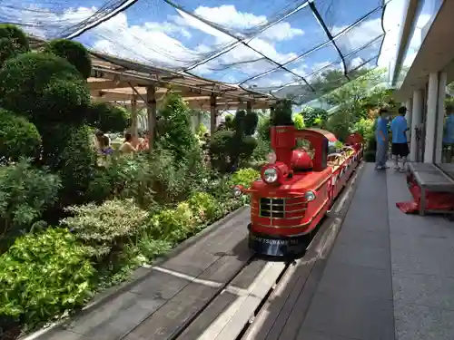 鉄道神社の庭園