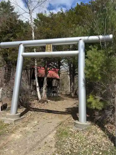 留辺蘂神社の{uncategorized: "未分類", other: "その他", undefined: "問題あり", building: "その他建物", grave: "お墓", sacred_gate: "鳥居", guardian: "狛犬", statue: "像", buddha: "仏像", history: "歴史", nature: "自然", garden: "庭園", animal: "動物", pagoda: "塔", temizu: "手水舎", mountain_gate: "山門・神門", sanctuary: "本殿・本堂", subordinate: "末社・摂社", art: "芸術", scenery: "景色", jizo: "地蔵", ema: "絵馬", goshuin: "御朱印", omikuji: "おみくじ", items: "授与品その他", amulet: "お守り", goshuincho: "御朱印帳", eats: "食事", festival: "お祭り", votive_dance: "神楽", shichigosan: "七五三参", wedding: "結婚式", experience: "体験その他", initially: "初詣", around: "周辺", anti_infection: "感染症対策"}