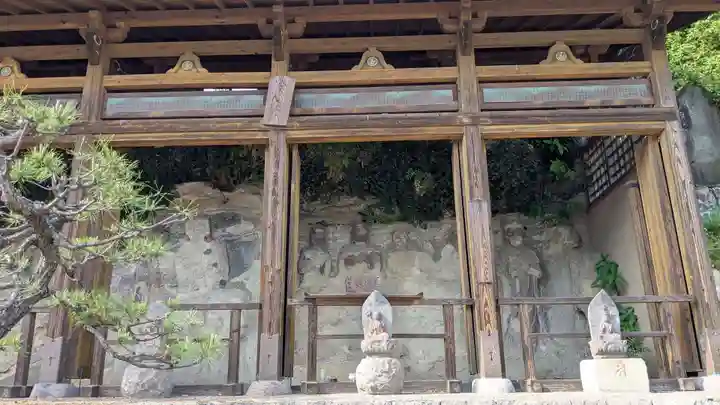 岩屋寺石仏の本殿・本堂