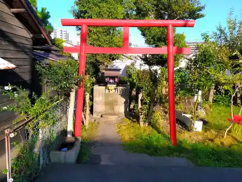 稲荷明神の鳥居