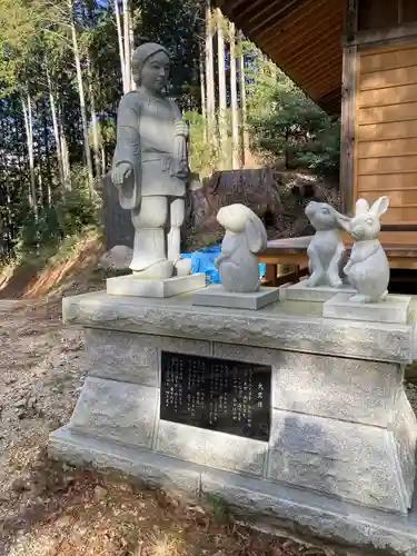 示現神社の像