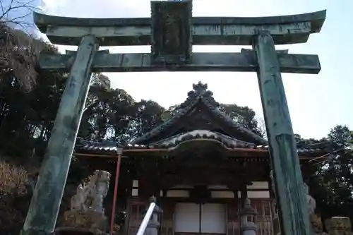 世義寺の鳥居