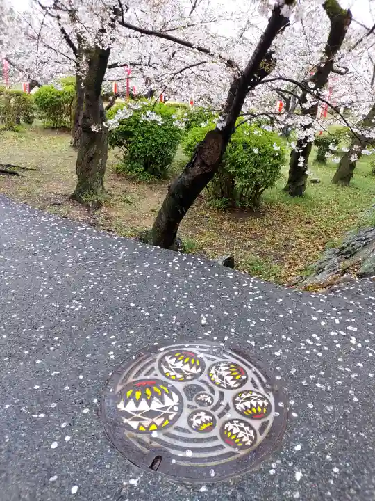 和歌山縣護國神社の{uncategorized: "未分類", other: "その他", undefined: "問題あり", building: "その他建物", grave: "お墓", sacred_gate: "鳥居", guardian: "狛犬", statue: "像", buddha: "仏像", history: "歴史", nature: "自然", garden: "庭園", animal: "動物", pagoda: "塔", temizu: "手水舎", mountain_gate: "山門・神門", sanctuary: "本殿・本堂", subordinate: "末社・摂社", art: "芸術", scenery: "景色", jizo: "地蔵", ema: "絵馬", goshuin: "御朱印", omikuji: "おみくじ", items: "授与品その他", amulet: "お守り", goshuincho: "御朱印帳", eats: "食事", festival: "お祭り", votive_dance: "神楽", shichigosan: "七五三参", wedding: "結婚式", experience: "体験その他", initially: "初詣", around: "周辺", anti_infection: "感染症対策"}