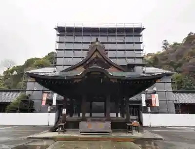 静岡浅間神社の{uncategorized: "未分類", other: "その他", undefined: "問題あり", building: "その他建物", grave: "お墓", sacred_gate: "鳥居", guardian: "狛犬", statue: "像", buddha: "仏像", history: "歴史", nature: "自然", garden: "庭園", animal: "動物", pagoda: "塔", temizu: "手水舎", mountain_gate: "山門・神門", sanctuary: "本殿・本堂", subordinate: "末社・摂社", art: "芸術", scenery: "景色", jizo: "地蔵", ema: "絵馬", goshuin: "御朱印", omikuji: "おみくじ", items: "授与品その他", amulet: "お守り", goshuincho: "御朱印帳", eats: "食事", festival: "お祭り", votive_dance: "神楽", shichigosan: "七五三参", wedding: "結婚式", experience: "体験その他", initially: "初詣", around: "周辺", anti_infection: "感染症対策"}