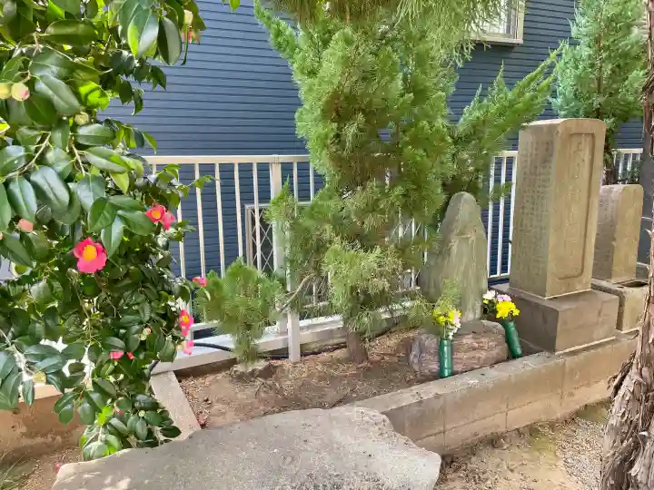 戒行寺の{uncategorized: "未分類", other: "その他", undefined: "問題あり", building: "その他建物", grave: "お墓", sacred_gate: "鳥居", guardian: "狛犬", statue: "像", buddha: "仏像", history: "歴史", nature: "自然", garden: "庭園", animal: "動物", pagoda: "塔", temizu: "手水舎", mountain_gate: "山門・神門", sanctuary: "本殿・本堂", subordinate: "末社・摂社", art: "芸術", scenery: "景色", jizo: "地蔵", ema: "絵馬", goshuin: "御朱印", omikuji: "おみくじ", items: "授与品その他", amulet: "お守り", goshuincho: "御朱印帳", eats: "食事", festival: "お祭り", votive_dance: "神楽", shichigosan: "七五三参", wedding: "結婚式", experience: "体験その他", initially: "初詣", around: "周辺", anti_infection: "感染症対策"}