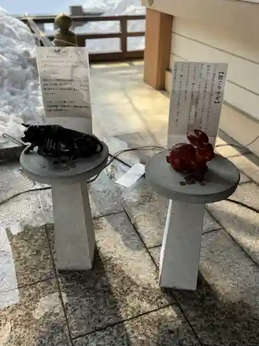 彌彦神社　(伊夜日子神社)の{uncategorized: "未分類", other: "その他", undefined: "問題あり", building: "その他建物", grave: "お墓", sacred_gate: "鳥居", guardian: "狛犬", statue: "像", buddha: "仏像", history: "歴史", nature: "自然", garden: "庭園", animal: "動物", pagoda: "塔", temizu: "手水舎", mountain_gate: "山門・神門", sanctuary: "本殿・本堂", subordinate: "末社・摂社", art: "芸術", scenery: "景色", jizo: "地蔵", ema: "絵馬", goshuin: "御朱印", omikuji: "おみくじ", items: "授与品その他", amulet: "お守り", goshuincho: "御朱印帳", eats: "食事", festival: "お祭り", votive_dance: "神楽", shichigosan: "七五三参", wedding: "結婚式", experience: "体験その他", initially: "初詣", around: "周辺", anti_infection: "感染症対策"}