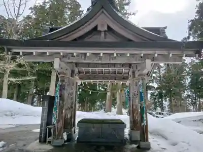出羽神社(出羽三山神社)~三神合祭殿~の{uncategorized: "未分類", other: "その他", undefined: "問題あり", building: "その他建物", grave: "お墓", sacred_gate: "鳥居", guardian: "狛犬", statue: "像", buddha: "仏像", history: "歴史", nature: "自然", garden: "庭園", animal: "動物", pagoda: "塔", temizu: "手水舎", mountain_gate: "山門・神門", sanctuary: "本殿・本堂", subordinate: "末社・摂社", art: "芸術", scenery: "景色", jizo: "地蔵", ema: "絵馬", goshuin: "御朱印", omikuji: "おみくじ", items: "授与品その他", amulet: "お守り", goshuincho: "御朱印帳", eats: "食事", festival: "お祭り", votive_dance: "神楽", shichigosan: "七五三参", wedding: "結婚式", experience: "体験その他", initially: "初詣", around: "周辺", anti_infection: "感染症対策"}