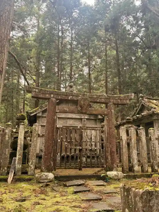 高野山金剛峯寺奥の院の{uncategorized: "未分類", other: "その他", undefined: "問題あり", building: "その他建物", grave: "お墓", sacred_gate: "鳥居", guardian: "狛犬", statue: "像", buddha: "仏像", history: "歴史", nature: "自然", garden: "庭園", animal: "動物", pagoda: "塔", temizu: "手水舎", mountain_gate: "山門・神門", sanctuary: "本殿・本堂", subordinate: "末社・摂社", art: "芸術", scenery: "景色", jizo: "地蔵", ema: "絵馬", goshuin: "御朱印", omikuji: "おみくじ", items: "授与品その他", amulet: "お守り", goshuincho: "御朱印帳", eats: "食事", festival: "お祭り", votive_dance: "神楽", shichigosan: "七五三参", wedding: "結婚式", experience: "体験その他", initially: "初詣", around: "周辺", anti_infection: "感染症対策"}