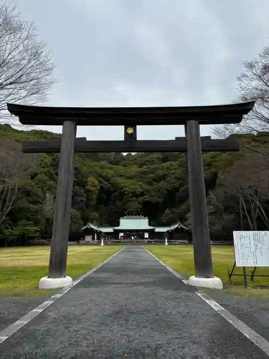 靜岡縣護國神社の{uncategorized: "未分類", other: "その他", undefined: "問題あり", building: "その他建物", grave: "お墓", sacred_gate: "鳥居", guardian: "狛犬", statue: "像", buddha: "仏像", history: "歴史", nature: "自然", garden: "庭園", animal: "動物", pagoda: "塔", temizu: "手水舎", mountain_gate: "山門・神門", sanctuary: "本殿・本堂", subordinate: "末社・摂社", art: "芸術", scenery: "景色", jizo: "地蔵", ema: "絵馬", goshuin: "御朱印", omikuji: "おみくじ", items: "授与品その他", amulet: "お守り", goshuincho: "御朱印帳", eats: "食事", festival: "お祭り", votive_dance: "神楽", shichigosan: "七五三参", wedding: "結婚式", experience: "体験その他", initially: "初詣", around: "周辺", anti_infection: "感染症対策"}