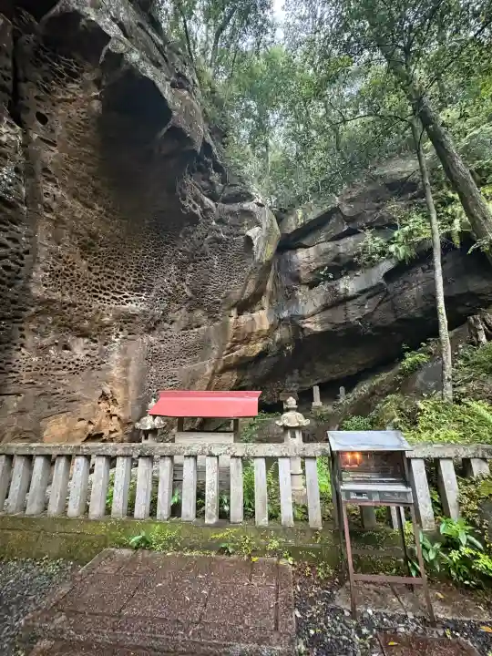 瀧王神社の{uncategorized: "未分類", other: "その他", undefined: "問題あり", building: "その他建物", grave: "お墓", sacred_gate: "鳥居", guardian: "狛犬", statue: "像", buddha: "仏像", history: "歴史", nature: "自然", garden: "庭園", animal: "動物", pagoda: "塔", temizu: "手水舎", mountain_gate: "山門・神門", sanctuary: "本殿・本堂", subordinate: "末社・摂社", art: "芸術", scenery: "景色", jizo: "地蔵", ema: "絵馬", goshuin: "御朱印", omikuji: "おみくじ", items: "授与品その他", amulet: "お守り", goshuincho: "御朱印帳", eats: "食事", festival: "お祭り", votive_dance: "神楽", shichigosan: "七五三参", wedding: "結婚式", experience: "体験その他", initially: "初詣", around: "周辺", anti_infection: "感染症対策"}