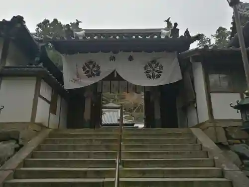 宝山寺の山門