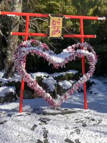 伊豆山神社の{uncategorized: "未分類", other: "その他", undefined: "問題あり", building: "その他建物", grave: "お墓", sacred_gate: "鳥居", guardian: "狛犬", statue: "像", buddha: "仏像", history: "歴史", nature: "自然", garden: "庭園", animal: "動物", pagoda: "塔", temizu: "手水舎", mountain_gate: "山門・神門", sanctuary: "本殿・本堂", subordinate: "末社・摂社", art: "芸術", scenery: "景色", jizo: "地蔵", ema: "絵馬", goshuin: "御朱印", omikuji: "おみくじ", items: "授与品その他", amulet: "お守り", goshuincho: "御朱印帳", eats: "食事", festival: "お祭り", votive_dance: "神楽", shichigosan: "七五三参", wedding: "結婚式", experience: "体験その他", initially: "初詣", around: "周辺", anti_infection: "感染症対策"}