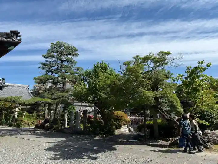 秋葉總本殿可睡斎の{uncategorized: "未分類", other: "その他", undefined: "問題あり", building: "その他建物", grave: "お墓", sacred_gate: "鳥居", guardian: "狛犬", statue: "像", buddha: "仏像", history: "歴史", nature: "自然", garden: "庭園", animal: "動物", pagoda: "塔", temizu: "手水舎", mountain_gate: "山門・神門", sanctuary: "本殿・本堂", subordinate: "末社・摂社", art: "芸術", scenery: "景色", jizo: "地蔵", ema: "絵馬", goshuin: "御朱印", omikuji: "おみくじ", items: "授与品その他", amulet: "お守り", goshuincho: "御朱印帳", eats: "食事", festival: "お祭り", votive_dance: "神楽", shichigosan: "七五三参", wedding: "結婚式", experience: "体験その他", initially: "初詣", around: "周辺", anti_infection: "感染症対策"}