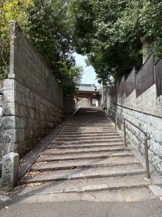 くろ谷 金戒光明寺の{uncategorized: "未分類", other: "その他", undefined: "問題あり", building: "その他建物", grave: "お墓", sacred_gate: "鳥居", guardian: "狛犬", statue: "像", buddha: "仏像", history: "歴史", nature: "自然", garden: "庭園", animal: "動物", pagoda: "塔", temizu: "手水舎", mountain_gate: "山門・神門", sanctuary: "本殿・本堂", subordinate: "末社・摂社", art: "芸術", scenery: "景色", jizo: "地蔵", ema: "絵馬", goshuin: "御朱印", omikuji: "おみくじ", items: "授与品その他", amulet: "お守り", goshuincho: "御朱印帳", eats: "食事", festival: "お祭り", votive_dance: "神楽", shichigosan: "七五三参", wedding: "結婚式", experience: "体験その他", initially: "初詣", around: "周辺", anti_infection: "感染症対策"}