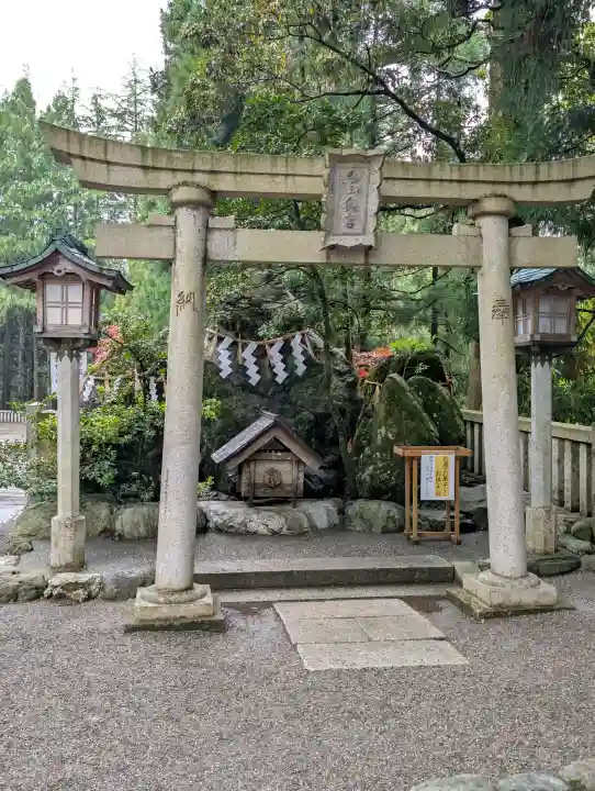 白山比咩神社の{uncategorized: "未分類", other: "その他", undefined: "問題あり", building: "その他建物", grave: "お墓", sacred_gate: "鳥居", guardian: "狛犬", statue: "像", buddha: "仏像", history: "歴史", nature: "自然", garden: "庭園", animal: "動物", pagoda: "塔", temizu: "手水舎", mountain_gate: "山門・神門", sanctuary: "本殿・本堂", subordinate: "末社・摂社", art: "芸術", scenery: "景色", jizo: "地蔵", ema: "絵馬", goshuin: "御朱印", omikuji: "おみくじ", items: "授与品その他", amulet: "お守り", goshuincho: "御朱印帳", eats: "食事", festival: "お祭り", votive_dance: "神楽", shichigosan: "七五三参", wedding: "結婚式", experience: "体験その他", initially: "初詣", around: "周辺", anti_infection: "感染症対策"}