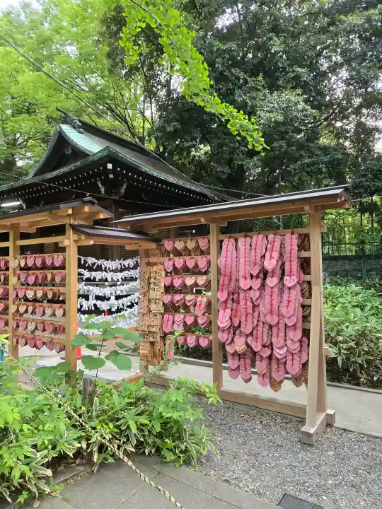 渋谷氷川神社の{uncategorized: "未分類", other: "その他", undefined: "問題あり", building: "その他建物", grave: "お墓", sacred_gate: "鳥居", guardian: "狛犬", statue: "像", buddha: "仏像", history: "歴史", nature: "自然", garden: "庭園", animal: "動物", pagoda: "塔", temizu: "手水舎", mountain_gate: "山門・神門", sanctuary: "本殿・本堂", subordinate: "末社・摂社", art: "芸術", scenery: "景色", jizo: "地蔵", ema: "絵馬", goshuin: "御朱印", omikuji: "おみくじ", items: "授与品その他", amulet: "お守り", goshuincho: "御朱印帳", eats: "食事", festival: "お祭り", votive_dance: "神楽", shichigosan: "七五三参", wedding: "結婚式", experience: "体験その他", initially: "初詣", around: "周辺", anti_infection: "感染症対策"}