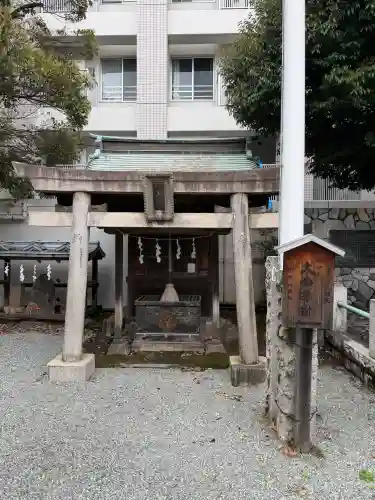 東神奈川熊野神社の{uncategorized: "未分類", other: "その他", undefined: "問題あり", building: "その他建物", grave: "お墓", sacred_gate: "鳥居", guardian: "狛犬", statue: "像", buddha: "仏像", history: "歴史", nature: "自然", garden: "庭園", animal: "動物", pagoda: "塔", temizu: "手水舎", mountain_gate: "山門・神門", sanctuary: "本殿・本堂", subordinate: "末社・摂社", art: "芸術", scenery: "景色", jizo: "地蔵", ema: "絵馬", goshuin: "御朱印", omikuji: "おみくじ", items: "授与品その他", amulet: "お守り", goshuincho: "御朱印帳", eats: "食事", festival: "お祭り", votive_dance: "神楽", shichigosan: "七五三参", wedding: "結婚式", experience: "体験その他", initially: "初詣", around: "周辺", anti_infection: "感染症対策"}