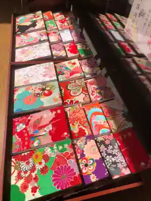 御朱印帳は色とりどり。巾着袋は手作りだそうです。